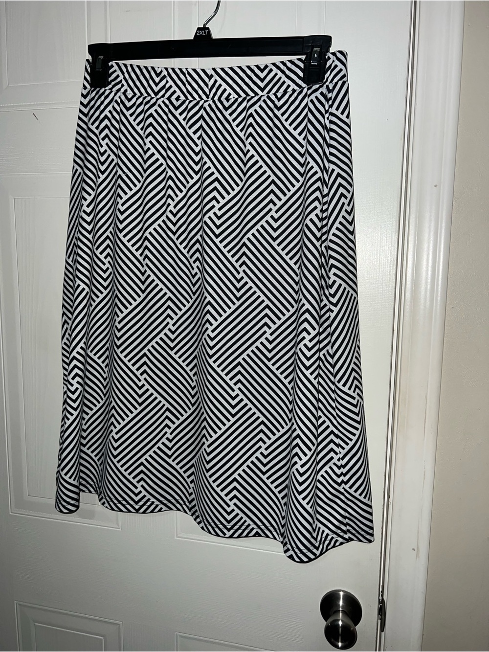 Nuggles Athletic Monochrome Geometric Midi Skirt - Black & White Leggings
